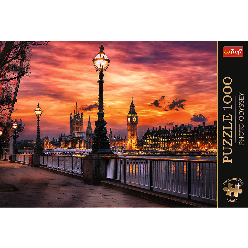 Abendlicher Blick über die Themse auf Big Ben und das Parlament vor einem roten Sonnenuntergang.