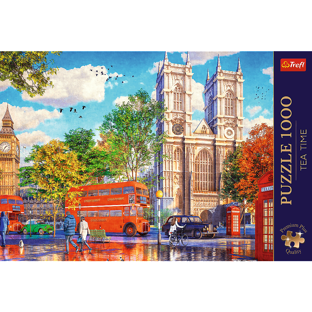 Londoner Straßenszene im Herbst mit Westminster Abbey, rotem Doppeldeckerbus und klassischen Telefonzellen.