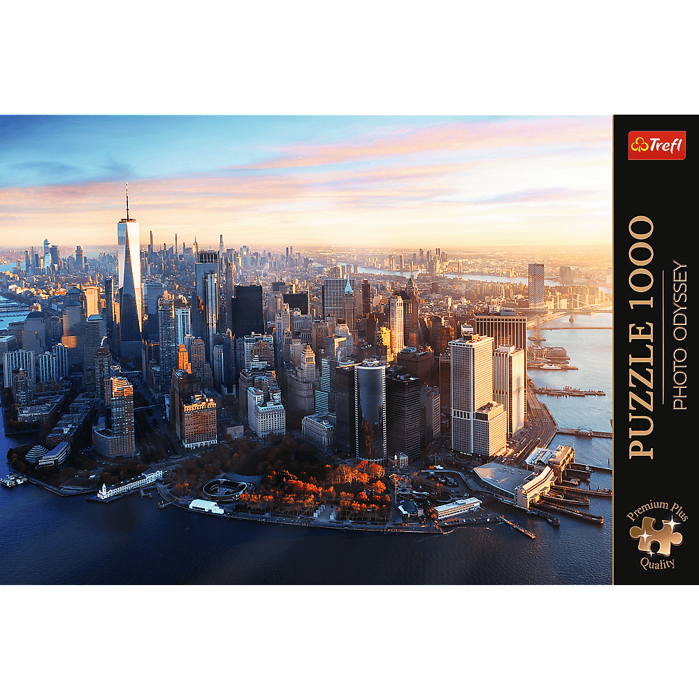 Luftaufnahme von New York City bei Sonnenuntergang mit dem One World Trade Center und dem Hudson River.