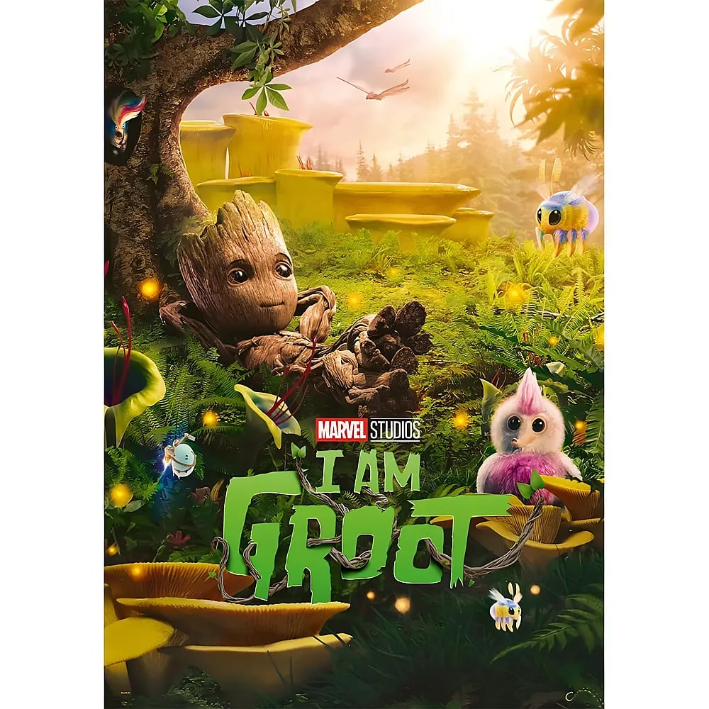 Baby-Groot entspannt in einem magischen, grünen Wald voller kleiner, bunter Kreaturen und gelber Pilze.