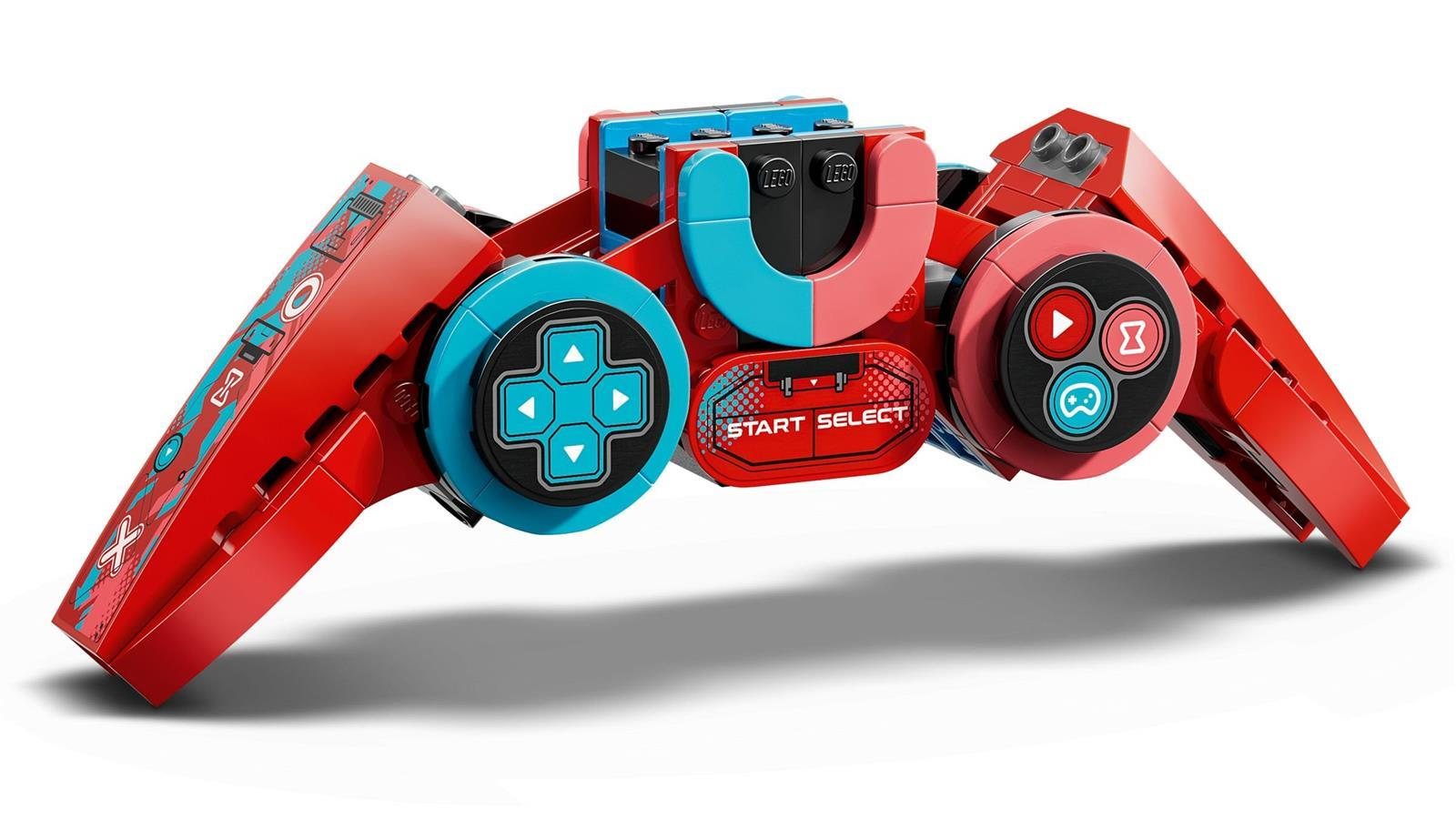 Ein roter und blauer LEGO-Spielcontroller mit Tasten, D-Pad und Start- und Select-Schriftzügen auf weißem Grund.