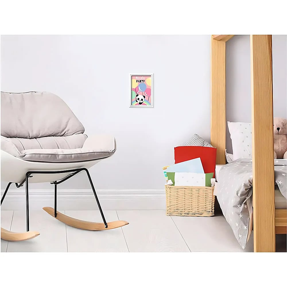 Cameretta con sedia a dondolo, quadro di panda e letto in legno con giocattoli.
