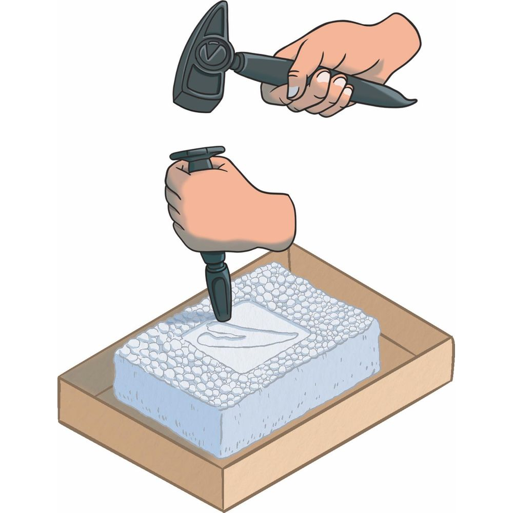Eine Hand hält einen Hammer, während eine andere Hand einen Meißel in eine Styroporplatte im Karton drückt.