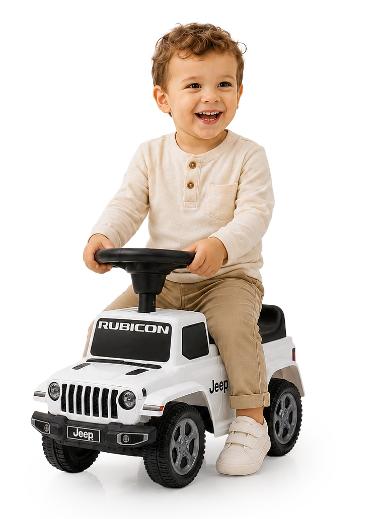 Ein lächelndes Kleinkind in beigen Kleidern fährt auf einem weißen Jeep Rubicon Spielzeug und hält das Lenkrad.