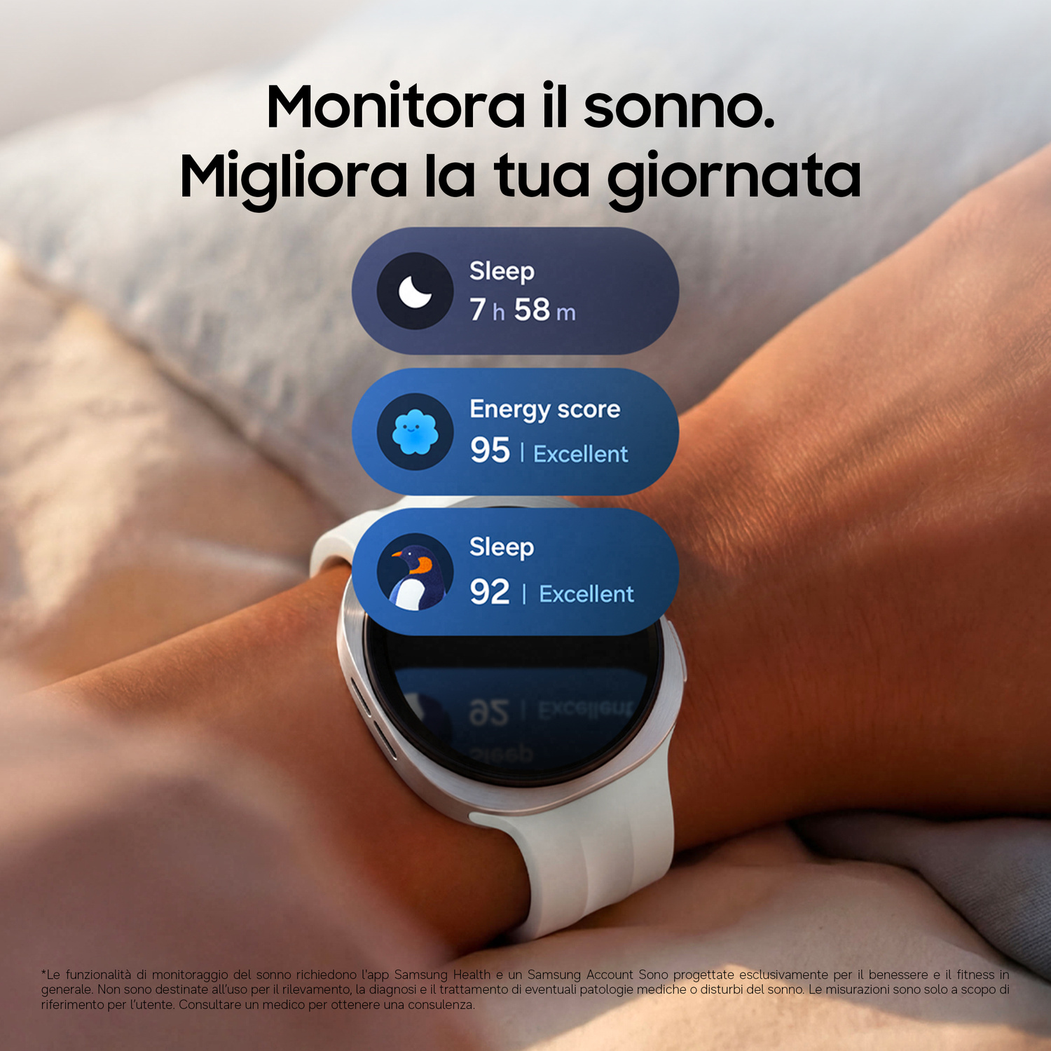 Uno smartwatch al polso mostra widget del sonno e dell'energia con sfondo un letto.