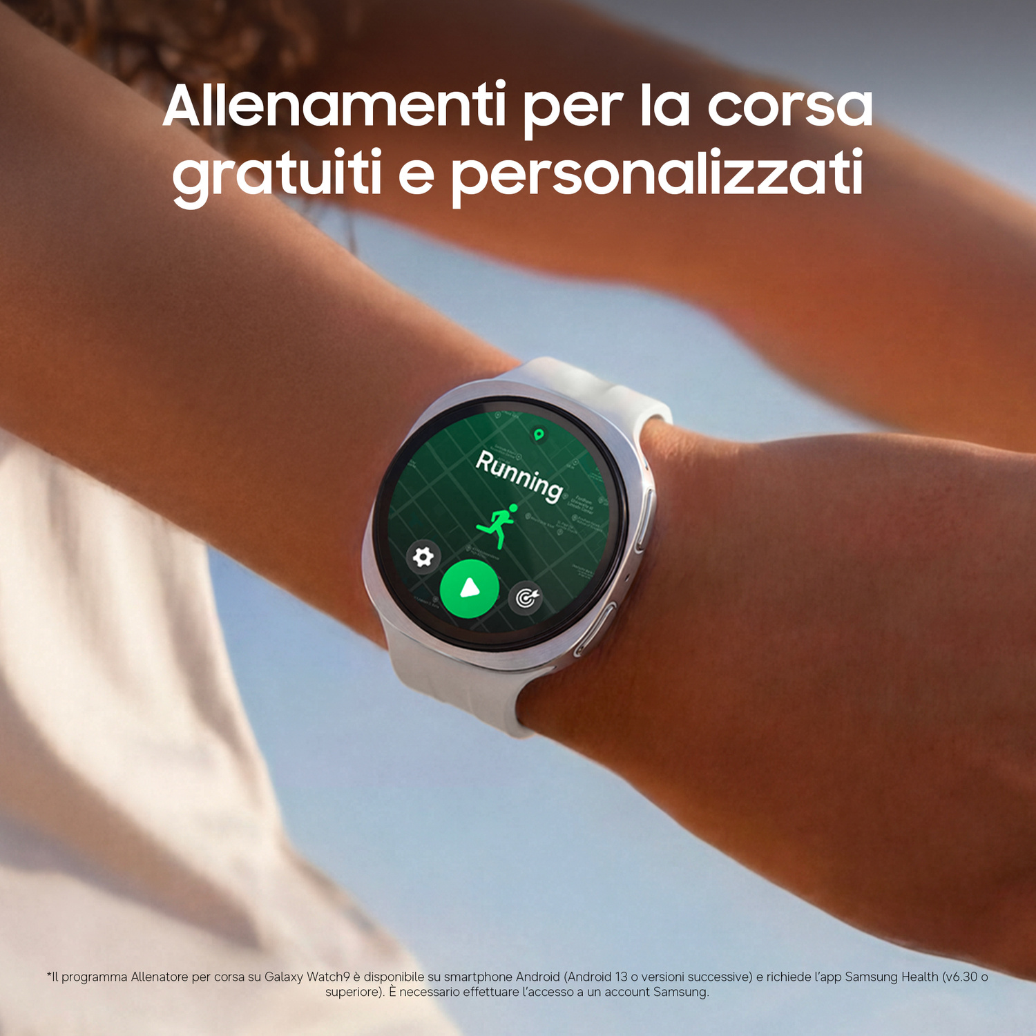 Una persona indossa uno smartwatch bianco con interfaccia di allenamento per la corsa.