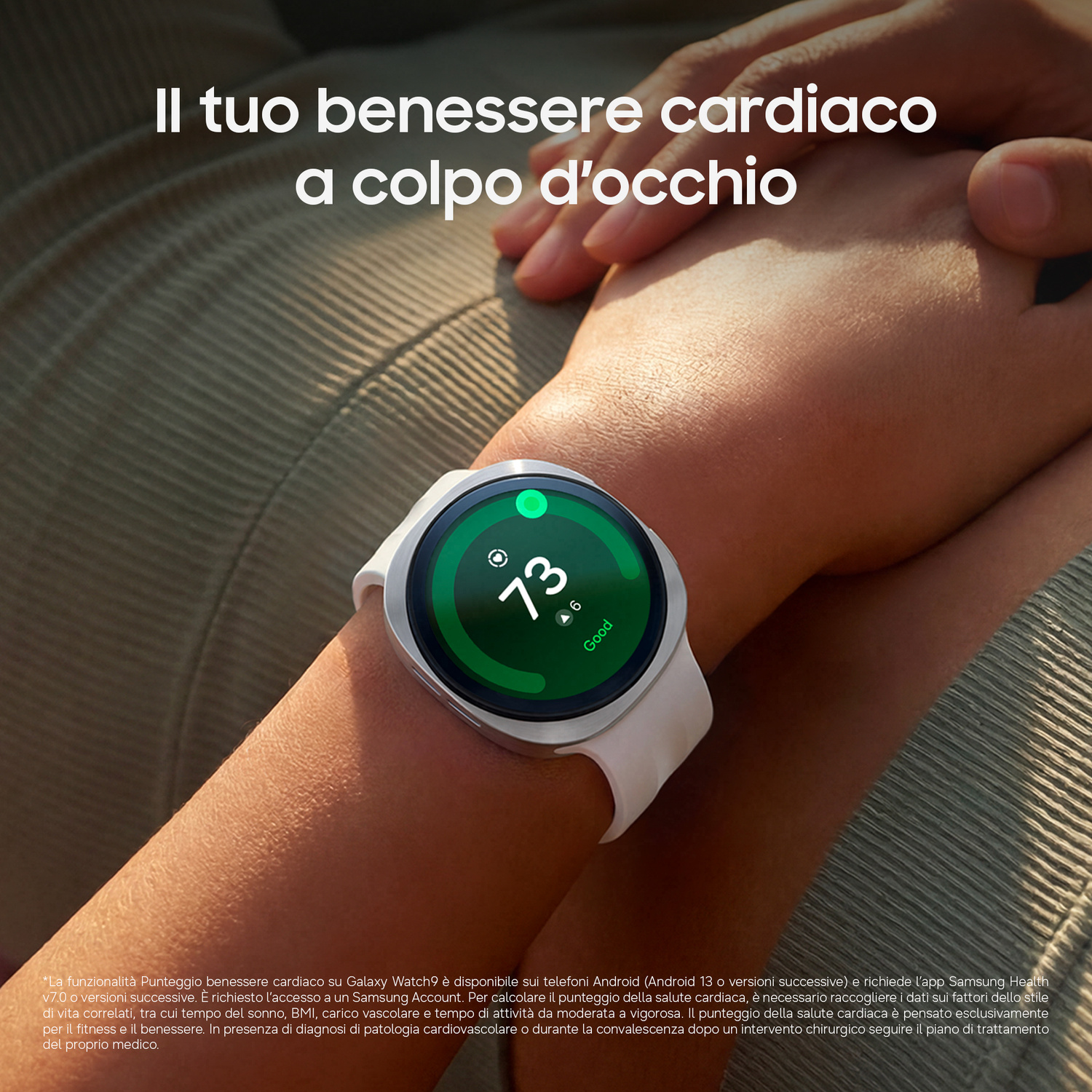 Una mano indossa uno smartwatch che mostra un punteggio di salute cardiaca verde mentre due persone si tengono per mano.