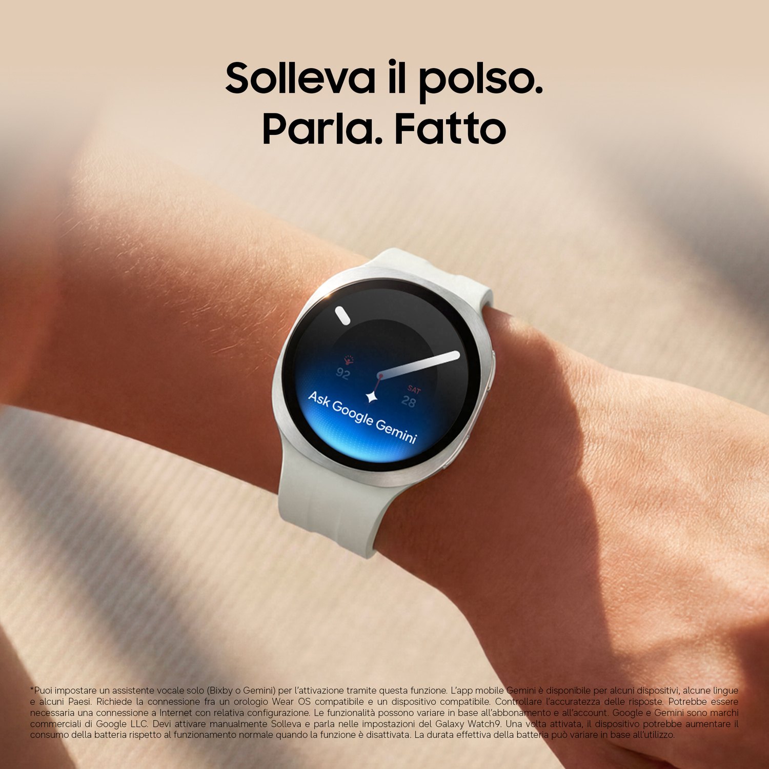 Uno smartwatch al polso con il testo Ask Google Gemini sullo schermo.