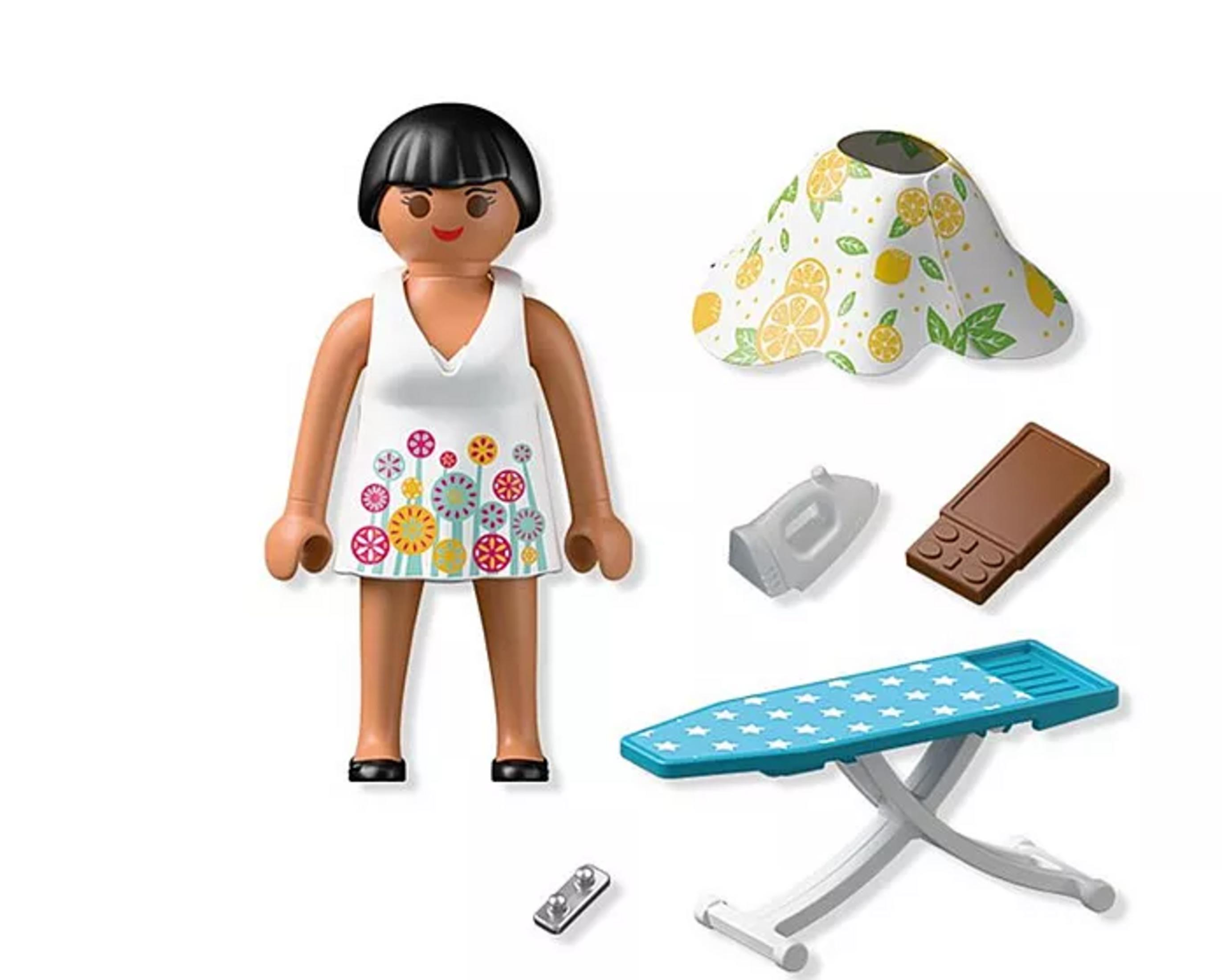 Playmobil-Figur mit Kleid, Bügelbrett, Bügeleisen, Kleidung und Zubehör auf weißem Hintergrund.