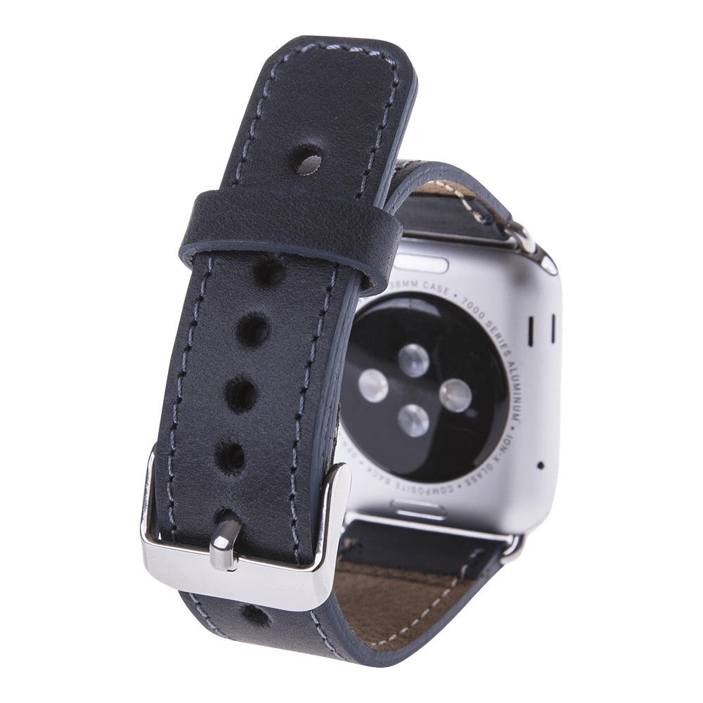 Siyah arka plan üzerinde siyah deri kayışlı ve gümüş tokalı bir Apple Watch'un arkası.