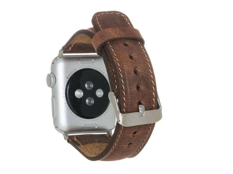 Beyaz arka plan üzerinde kahverengi deri kayışlı gümüş rengi bir Apple Watch'un arkası.