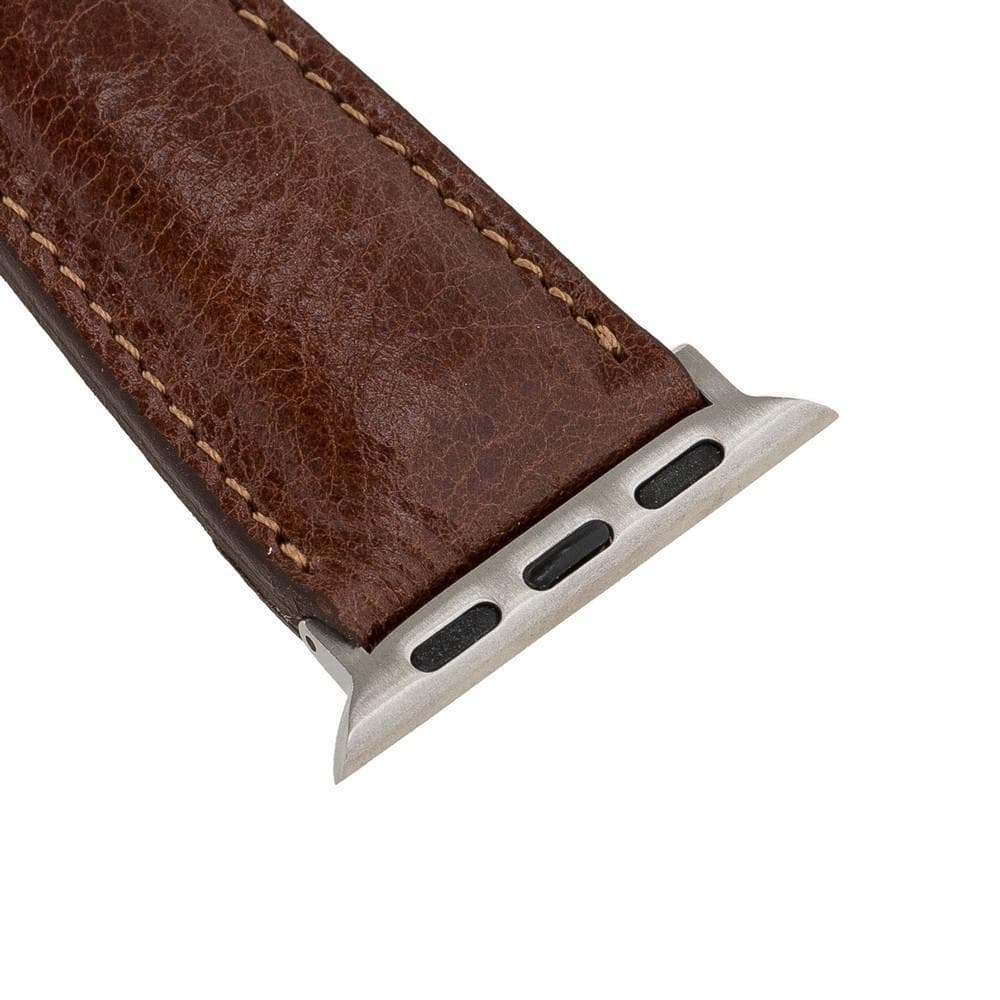Beyaz arka planda gümüş metal klipsli kahverengi deri saat kayışı.