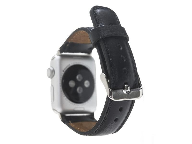 Siyah deri kayışlı ve gümüş tokalı bir Apple Watch, beyaz arka plan önünde arkadan fotoğraflanmış.