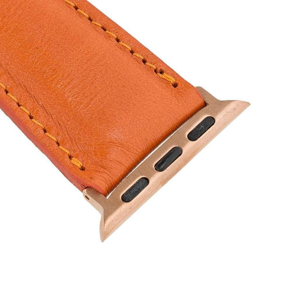 Beyaz arka planda sarı dikişli ve pembe altın metal adaptörlü turuncu deri saat kayışı.