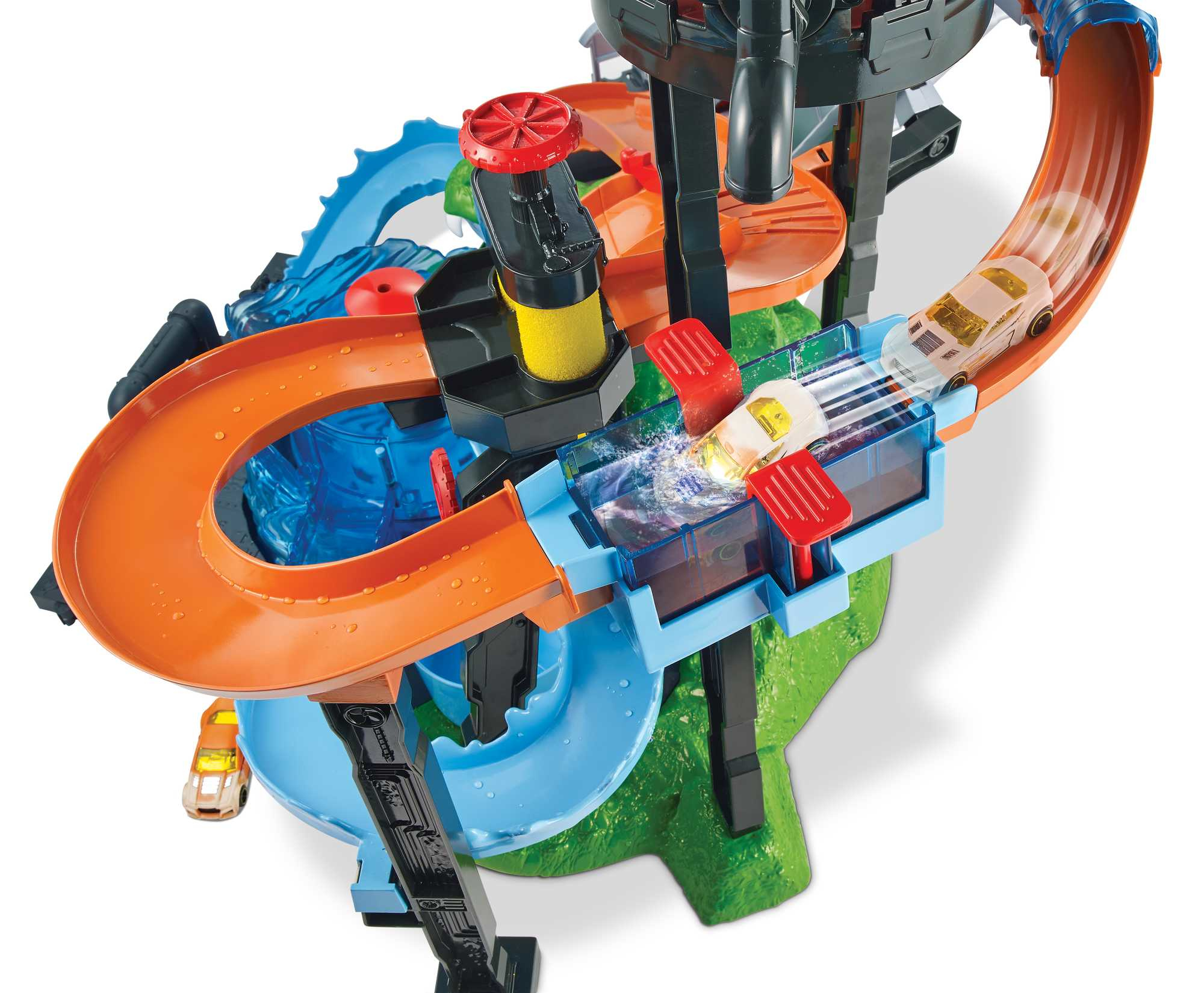 Ein Spielzeugauto rast eine orange-blaue Rennbahn mit Wasserelementen und Türmen hinunter.