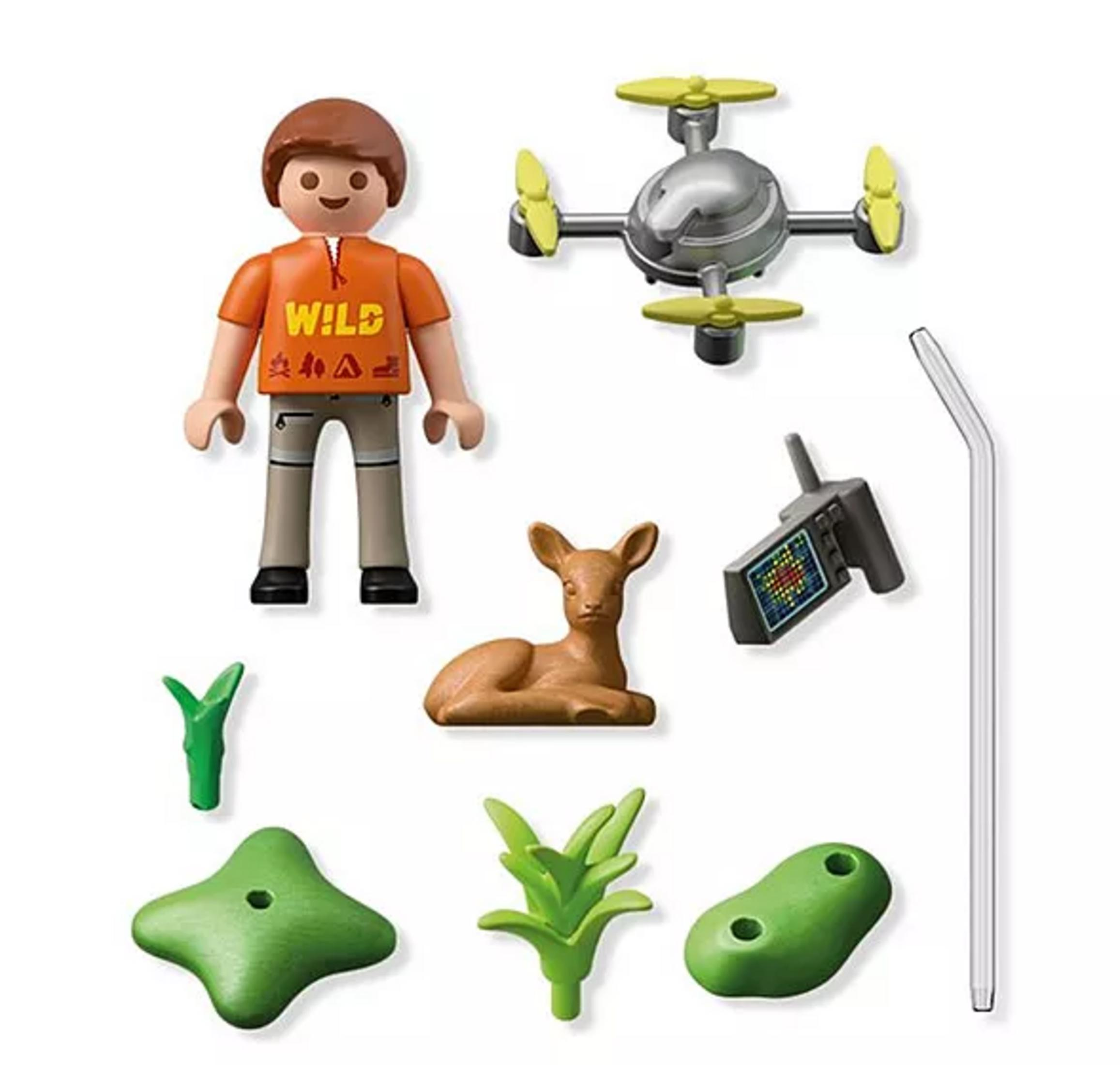 Playmobil-Aktionfigur mit Drohne, Rehkitz, Fernbedienung, Pflanzen und Graszubehör auf weißem Hintergrund.