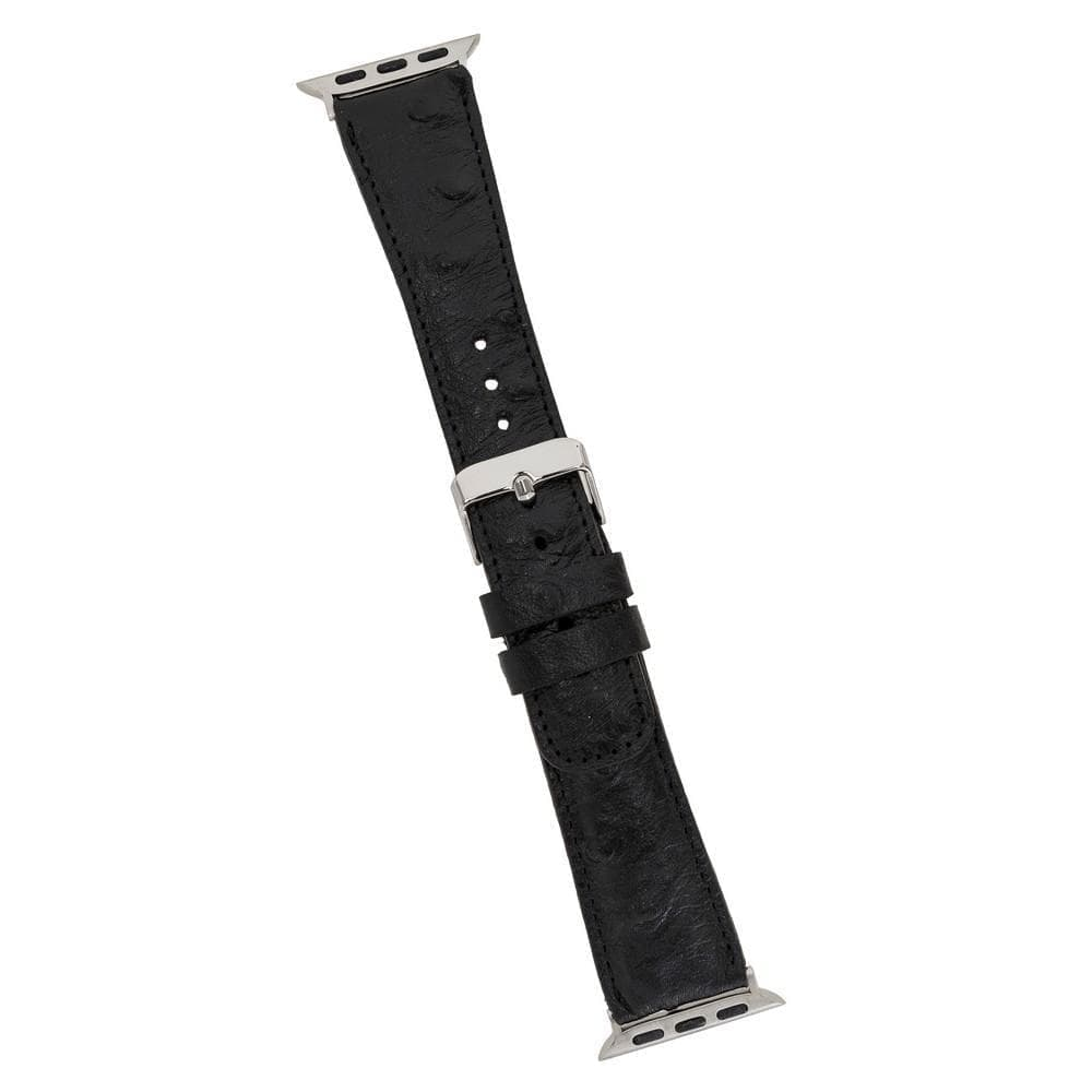 Beyaz arkaplanda gümüş tokalı siyah deri Apple Watch kordonu.