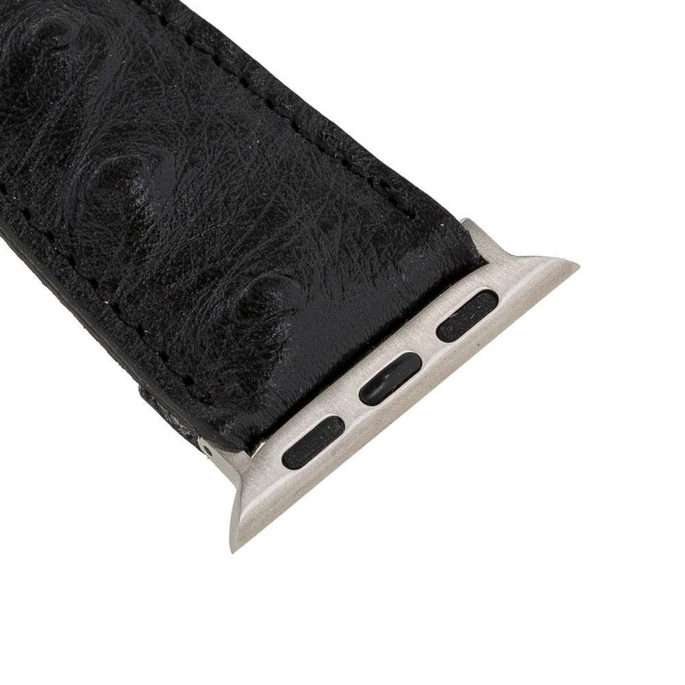 Beyaz arka planda gümüş renkli metal adaptörlü siyah deri saat kayışı.