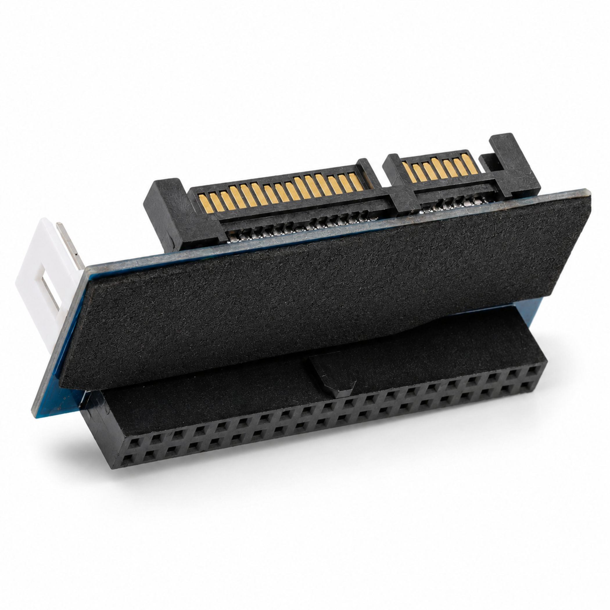 Ein schwarzer Computeradapter mit Goldpins, blauer Platine und weißem Anschluss vor weißem Hintergrund.