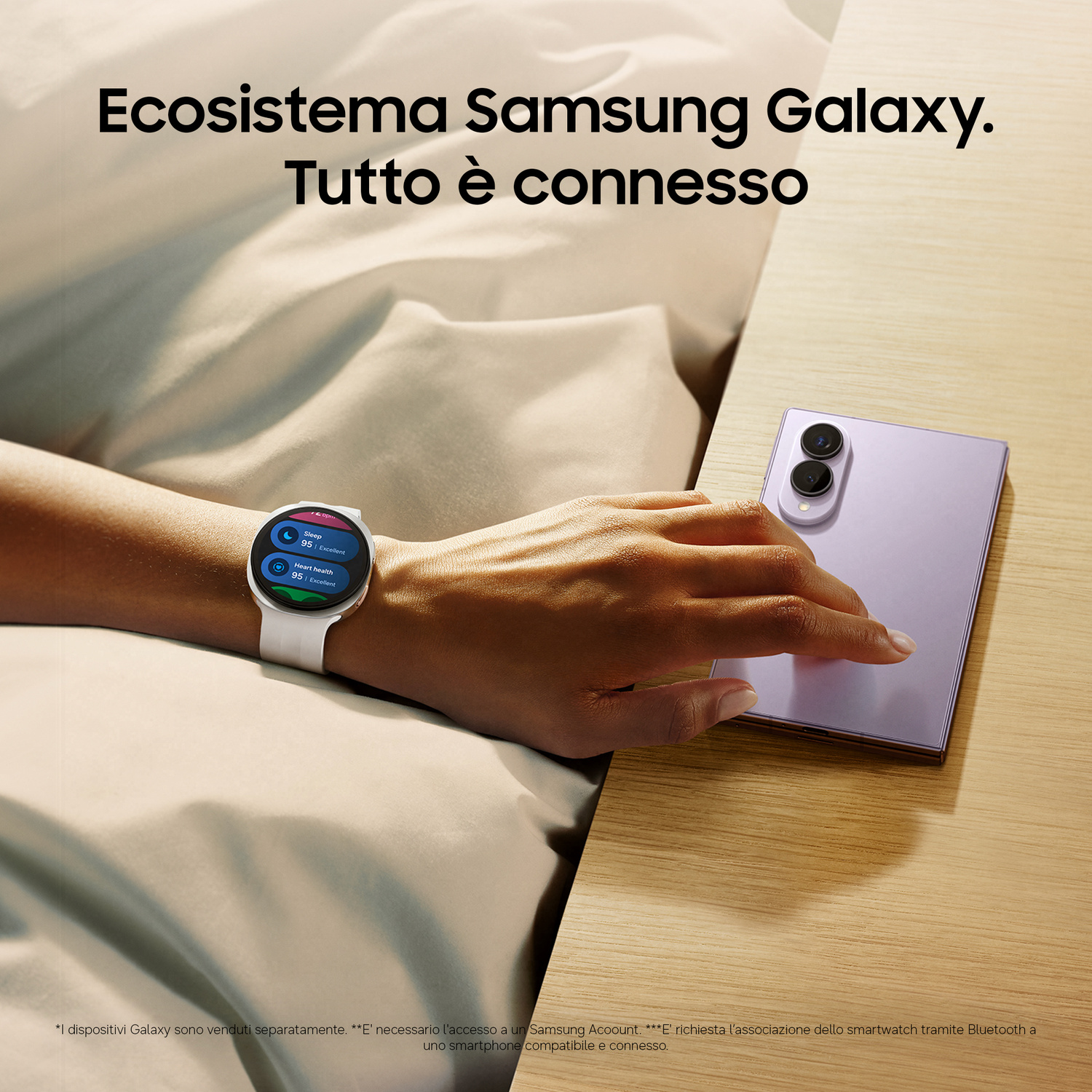 Braccio con smartwatch tocca uno smartphone viola su un tavolo di legno.