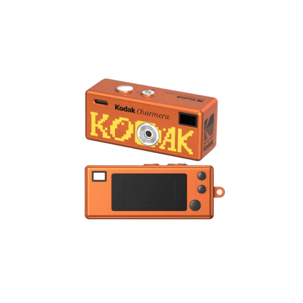 Una cámara digital Kodak Charmera naranja con texto pixelado al frente y una pantalla pequeña atrás.
