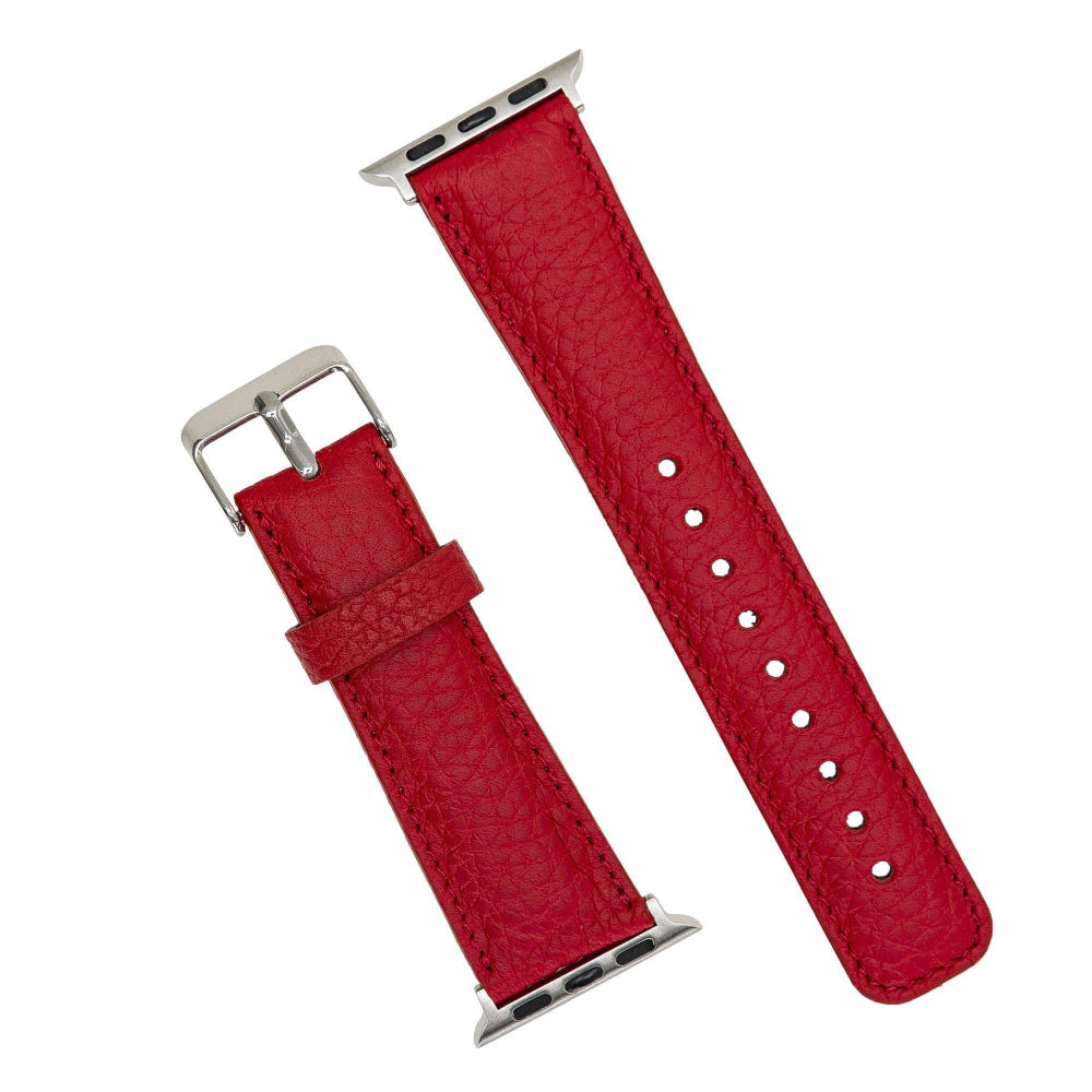 Beyaz arka planda gümüş tokalı ve adaptörlü kırmızı deri Apple Watch kordonu.