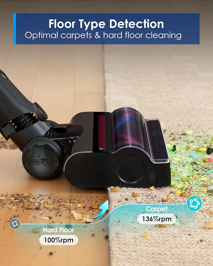 Une tête d'aspirateur noire nettoie un parquet et passe sur un tapis.