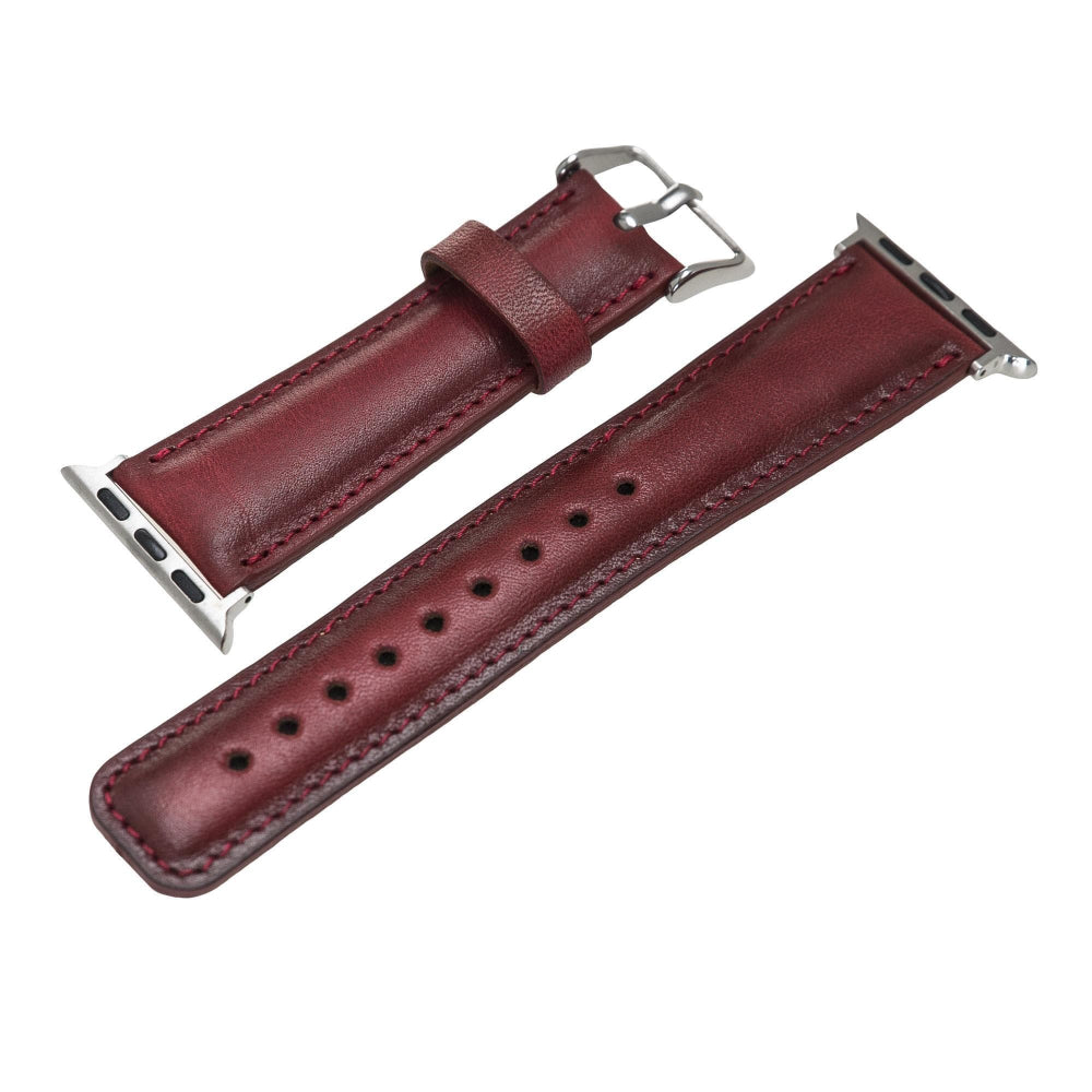 Beyaz arka planda gümüş metal tokalı ve dikişli bordo deri saat kayışı.