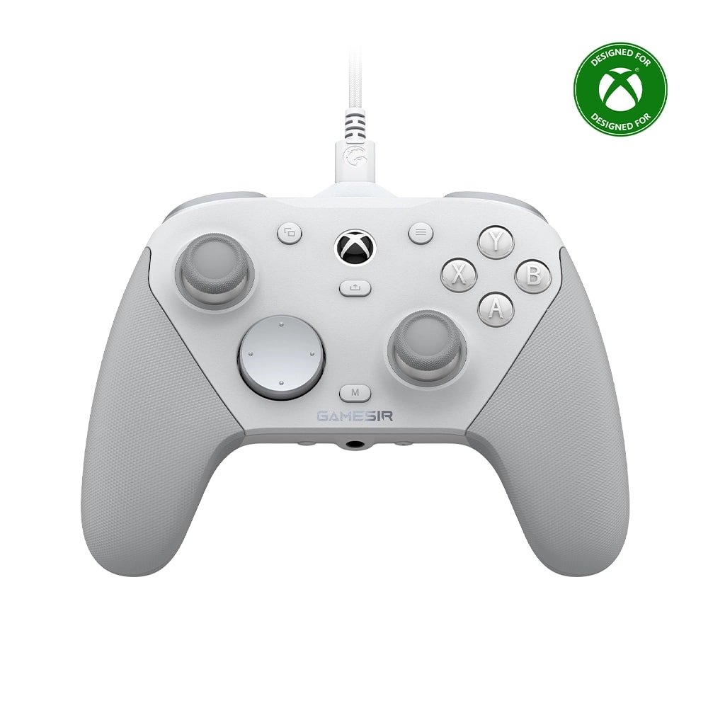 Beyaz arka planda, sağ üstte yeşil rozet bulunan beyaz kablolu GameSir Xbox kontrolcüsü.