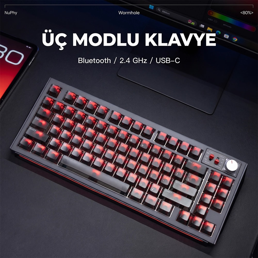 Czarna klawiatura mechaniczna z czerwonym podświetleniem na biurku z tekstem.