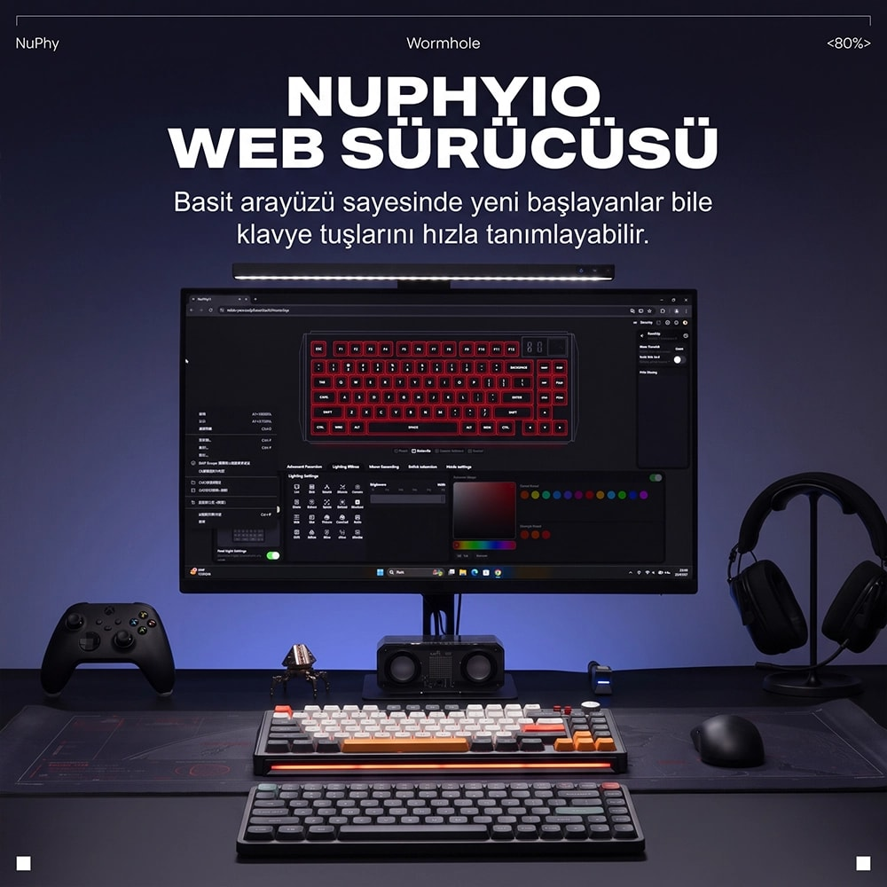 Biurko z monitorem, klawiaturami, myszą, padem, głośnikami i słuchawkami w niebieskim świetle.