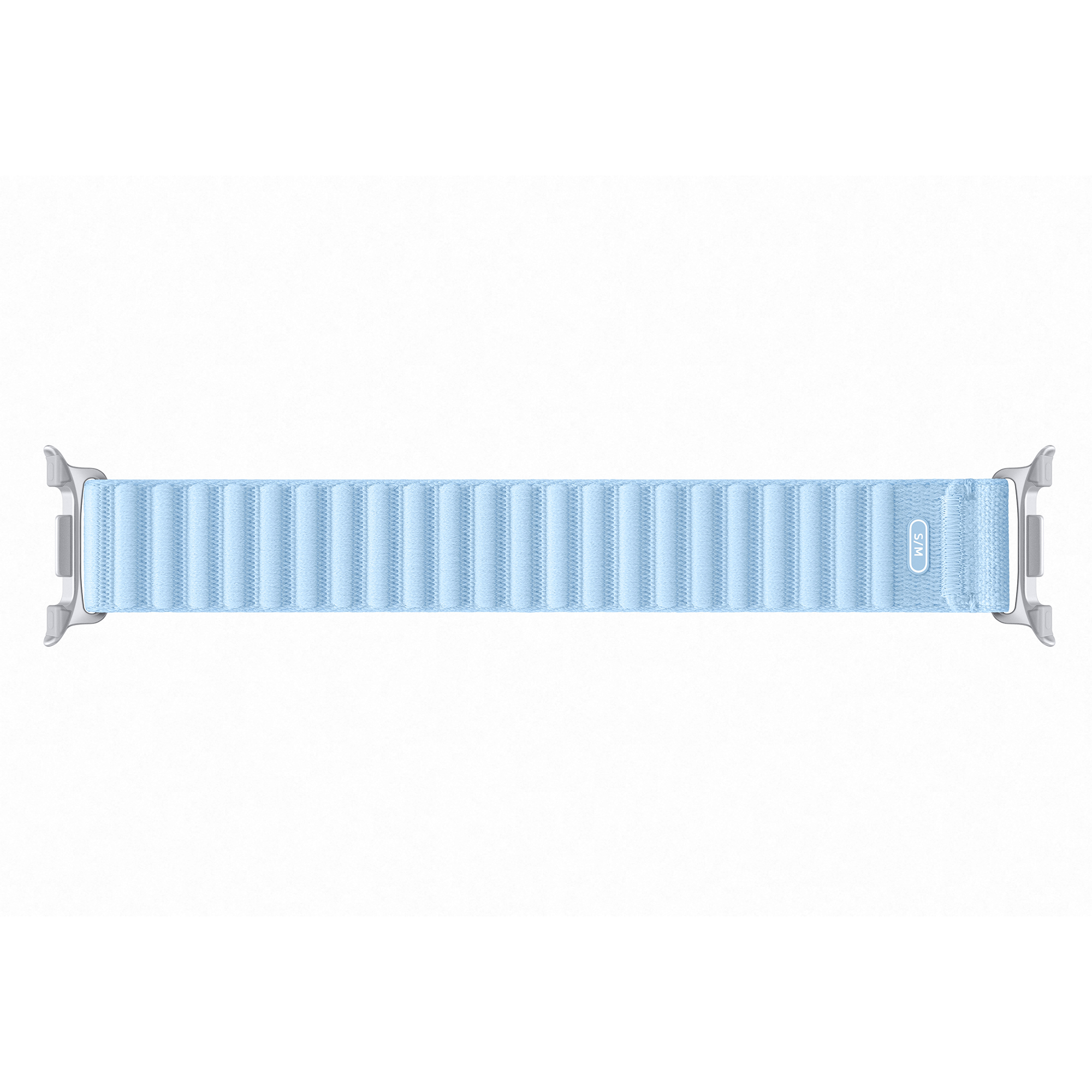 Una correa de tela azul claro para Apple Watch con cierres metálicos plateados sobre fondo blanco.