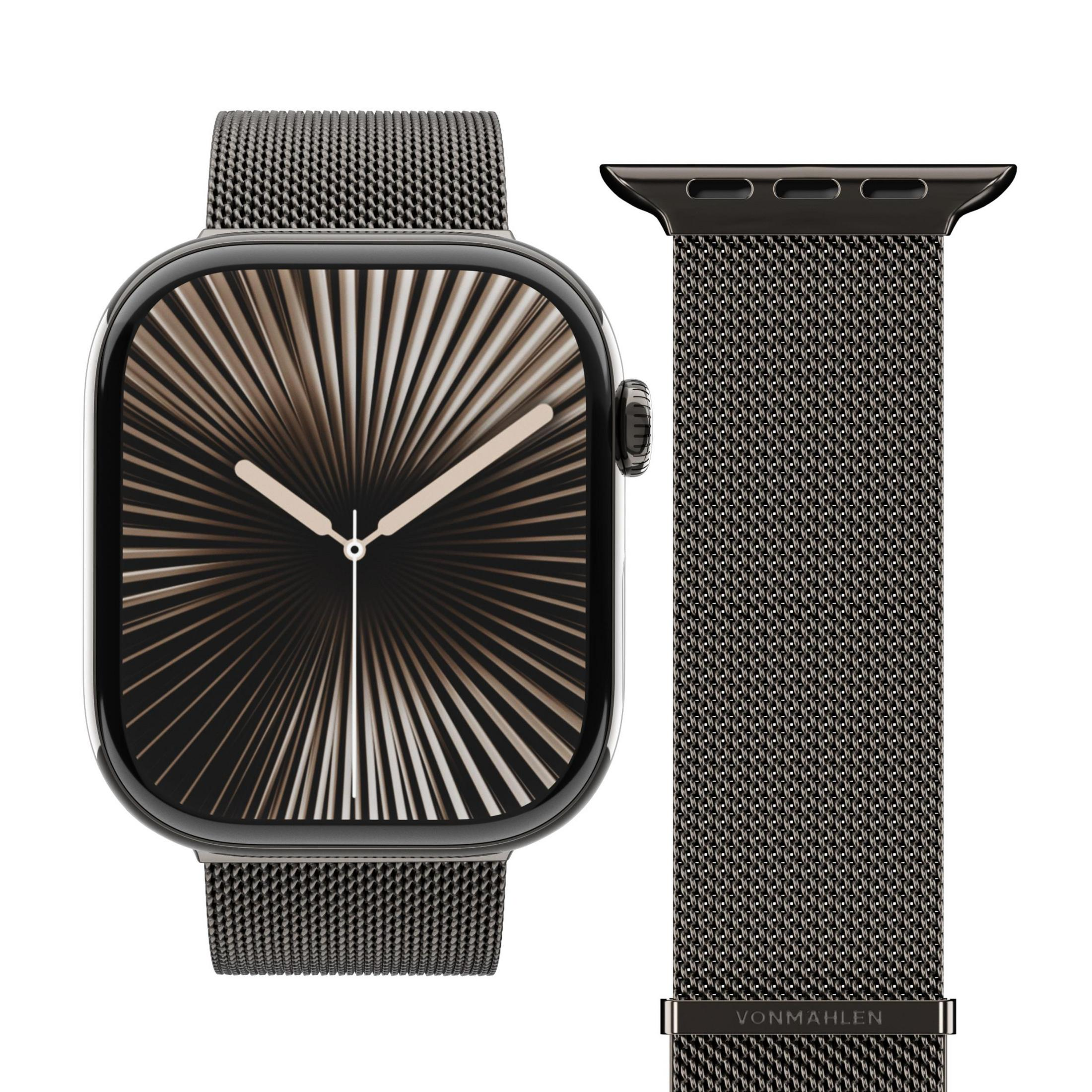 Un'elegante smartwatch nera con cinturino in maglia e un cinturino coordinato separato su sfondo bianco.