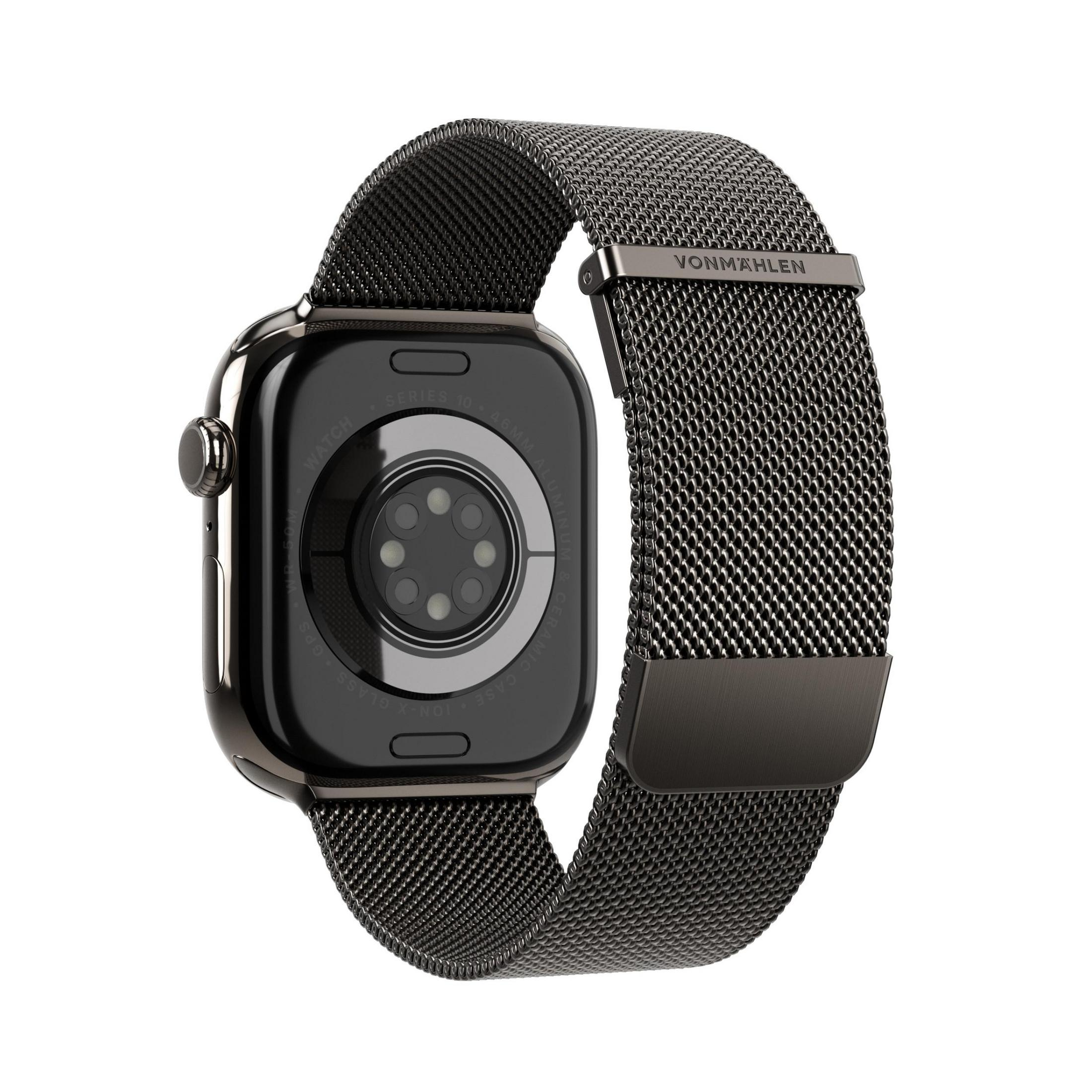 Vista posteriore di uno smartwatch nero con cinturino in maglia milanese metallica e sensori su sfondo bianco.