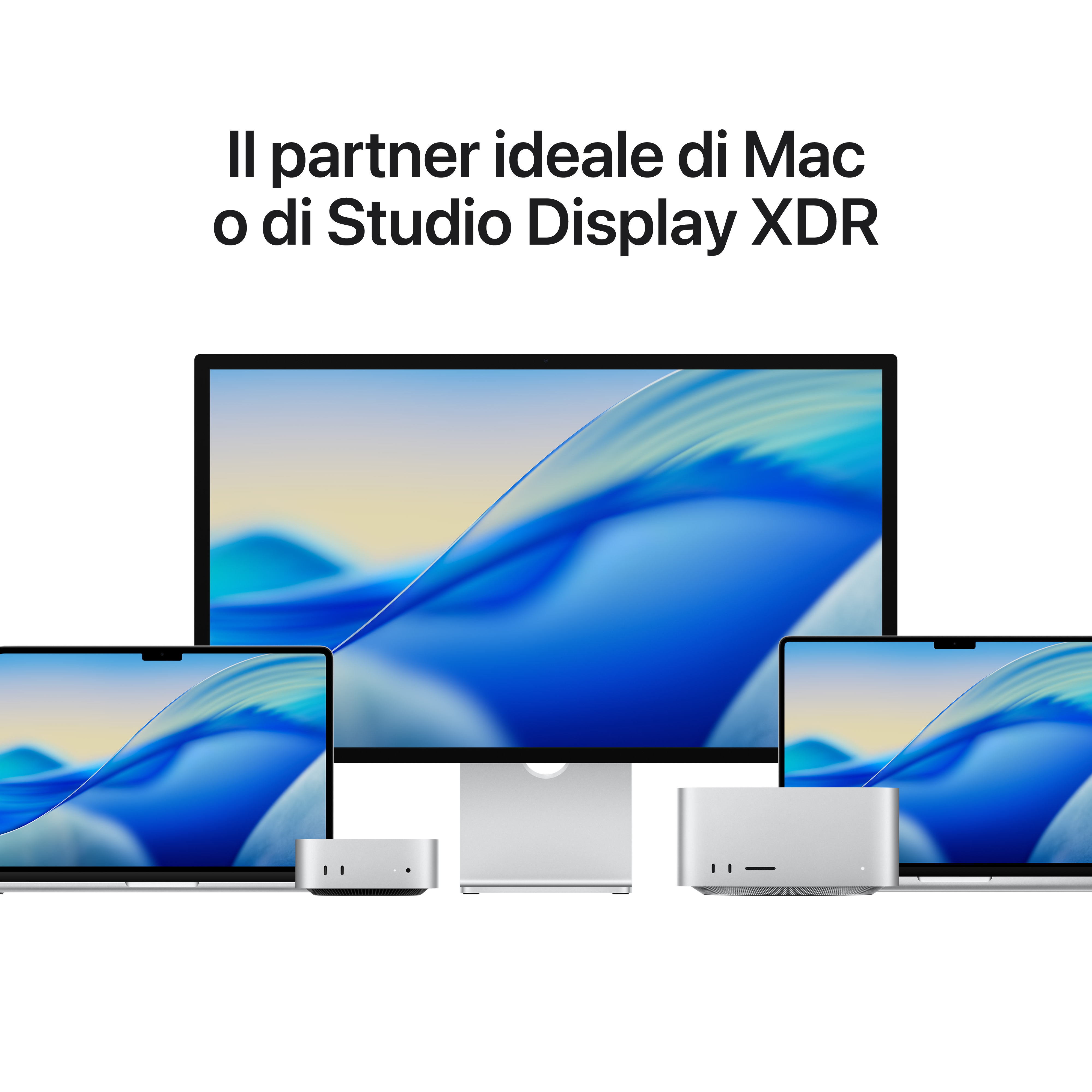 Mac Studio e Studio Display di Apple affiancati da laptop su sfondo bianco con testo in italiano.