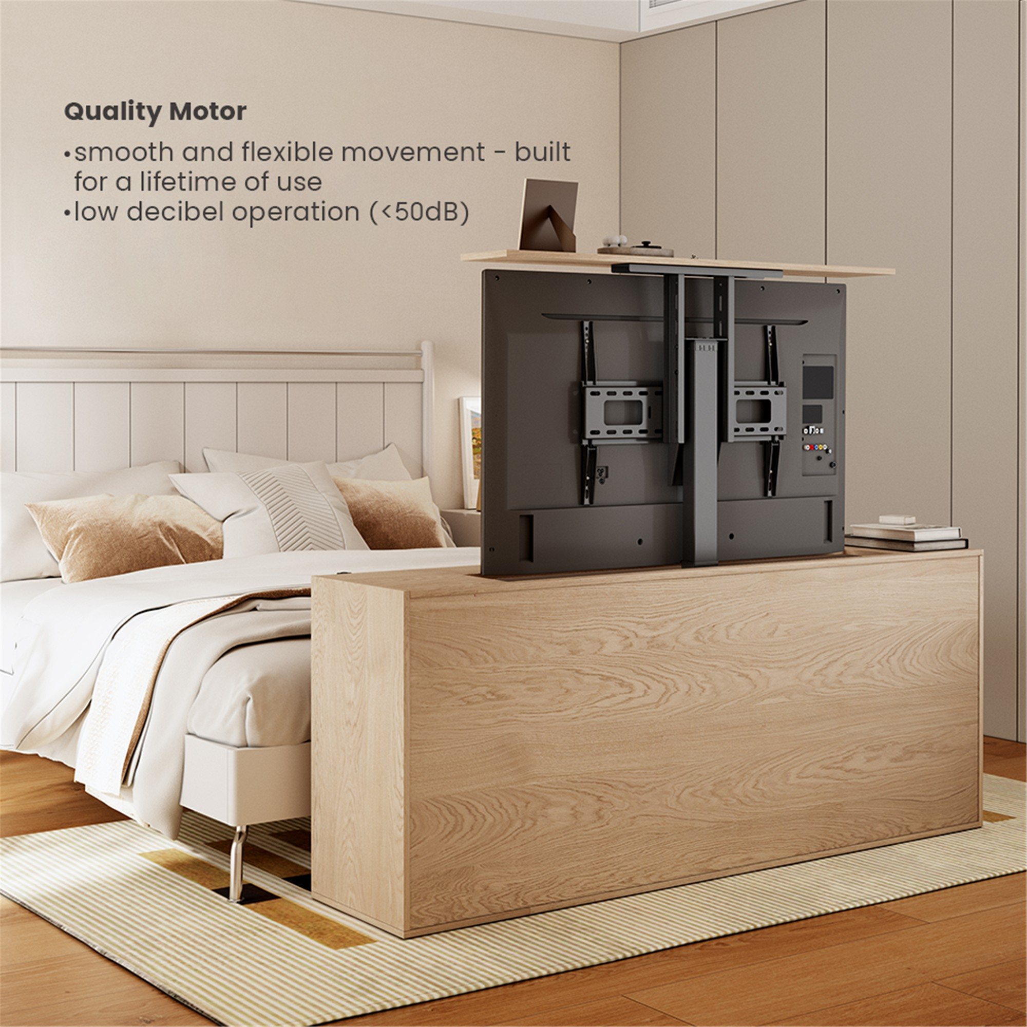 Ein Fernseher fährt aus einem Holzschrank am Fußende eines Bettes in einem modernen Schlafzimmer.