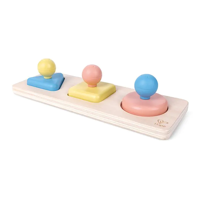 Un juguete de madera para clasificar formas con piezas geométricas de colores.