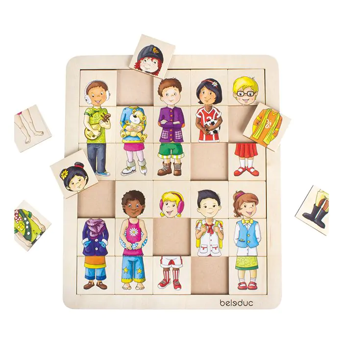 Un tablero de rompecabezas de madera con bloques mezclados de caras, torsos y piernas de niños, y piezas sueltas.