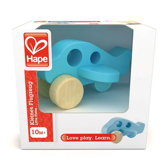 Ein blaues Holzflugzeug-Spielzeug mit hellbraunen Rädern in einer Verpackung von Hape.