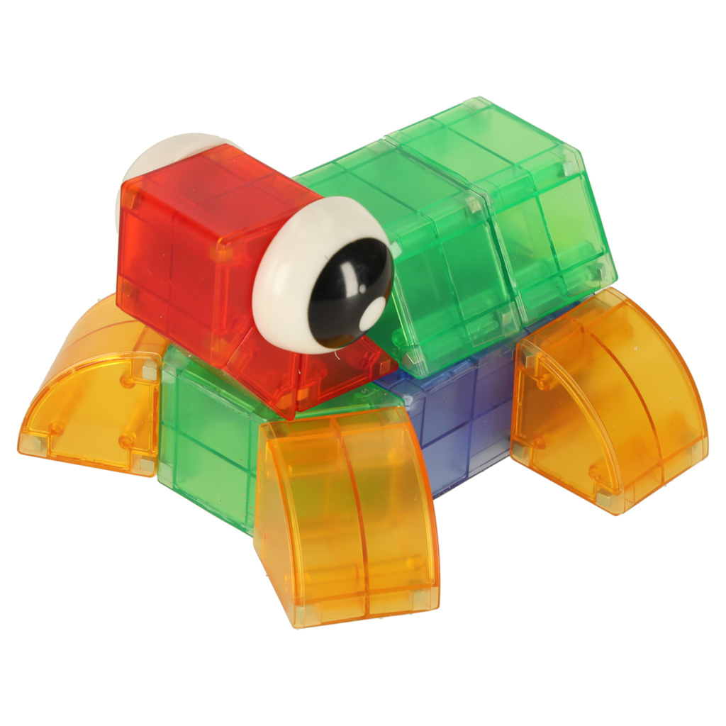 Una tortuga de juguete hecha de bloques magnéticos de colores, con arcos naranjas, caparazón verde y cabeza roja.