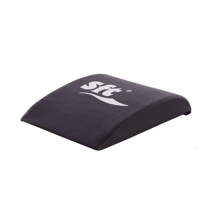 Una esterilla de fitness arqueada negra con el logotipo Sft blanco sobre fondo blanco.