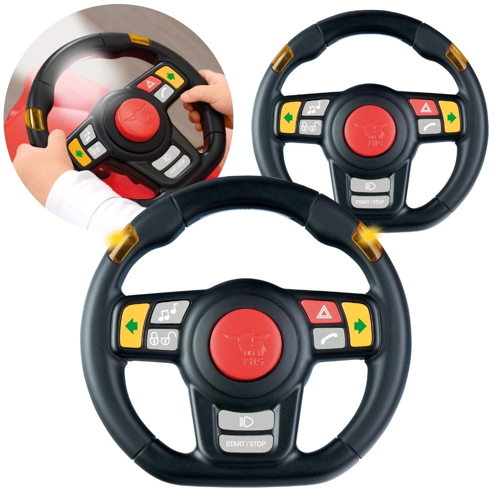 Ein schwarzes Spielzeuglenkrad mit bunten Tasten, einem roten Hupenknopf und Leuchtelementen, auch in Verwendung.