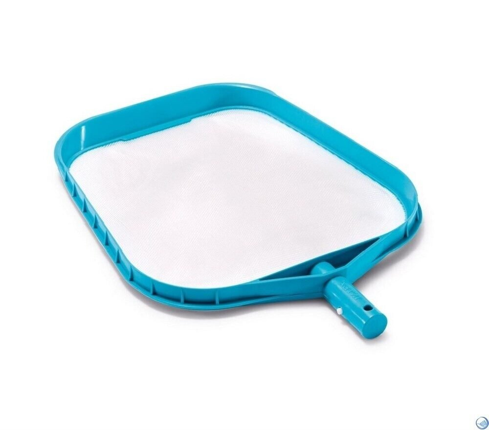 Ein blauer Pool-Laubkescher mit weißem Netz auf weißem Hintergrund.