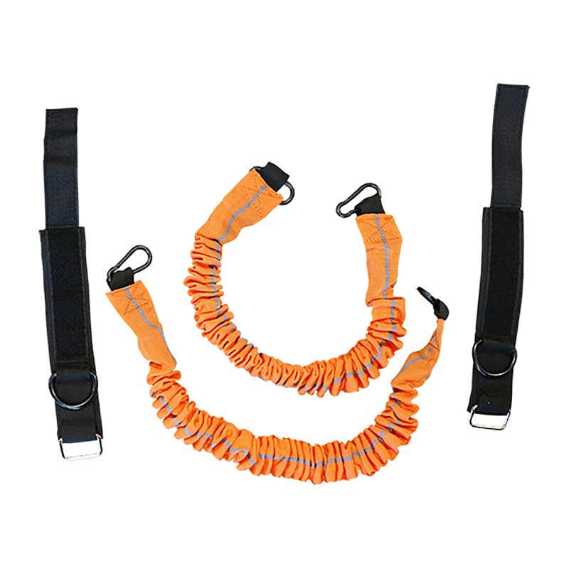 Dos bandas elásticas naranjas con clips y dos correas negras para las piernas con anillos en D.