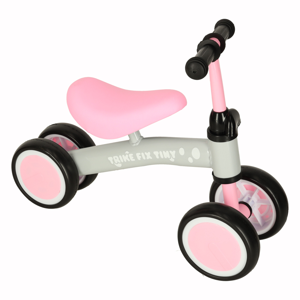Pequeño triciclo infantil rosa y gris con cuatro ruedas sobre fondo blanco.