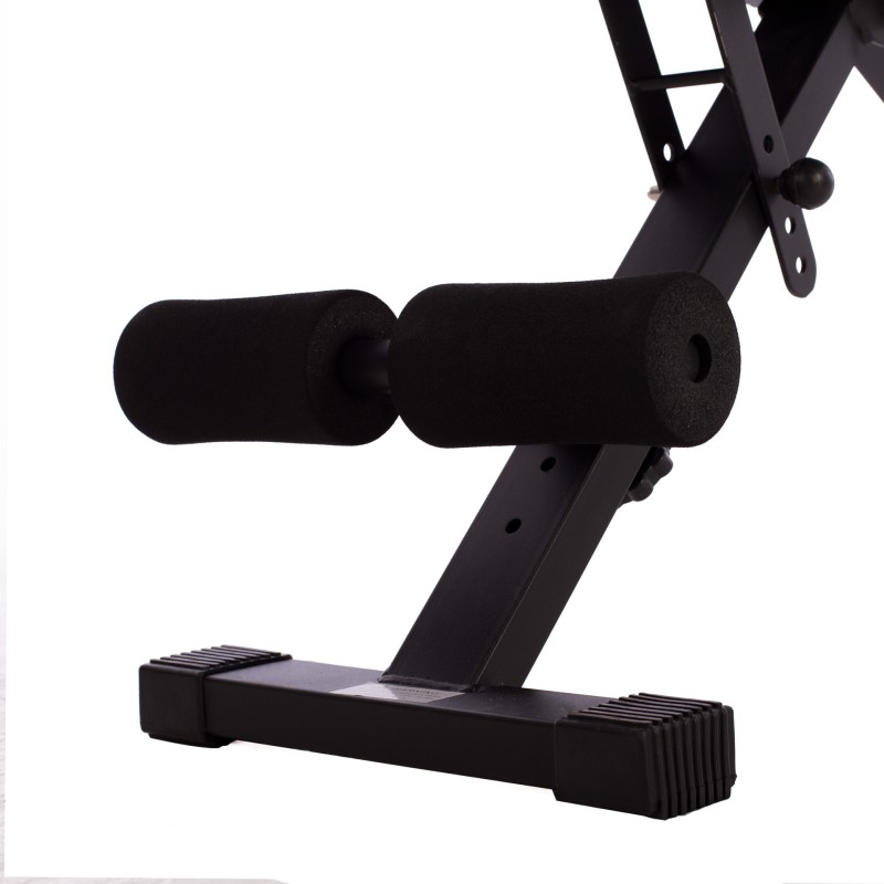 Banco de fitness negro con rodillos de espuma y base resistente sobre fondo blanco.