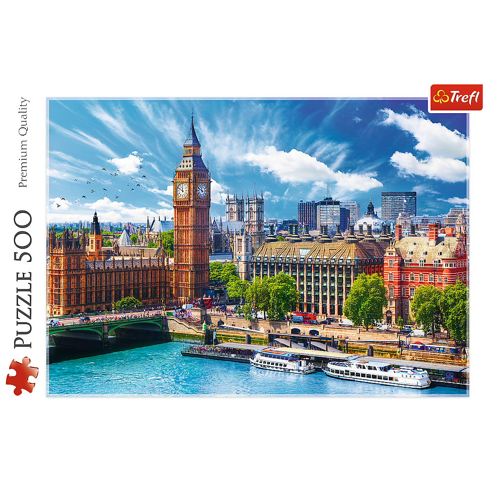 Londoner skyline mit Big Ben, Fluss Thames, Booten und historischer architektur unter bewölktem himmel.