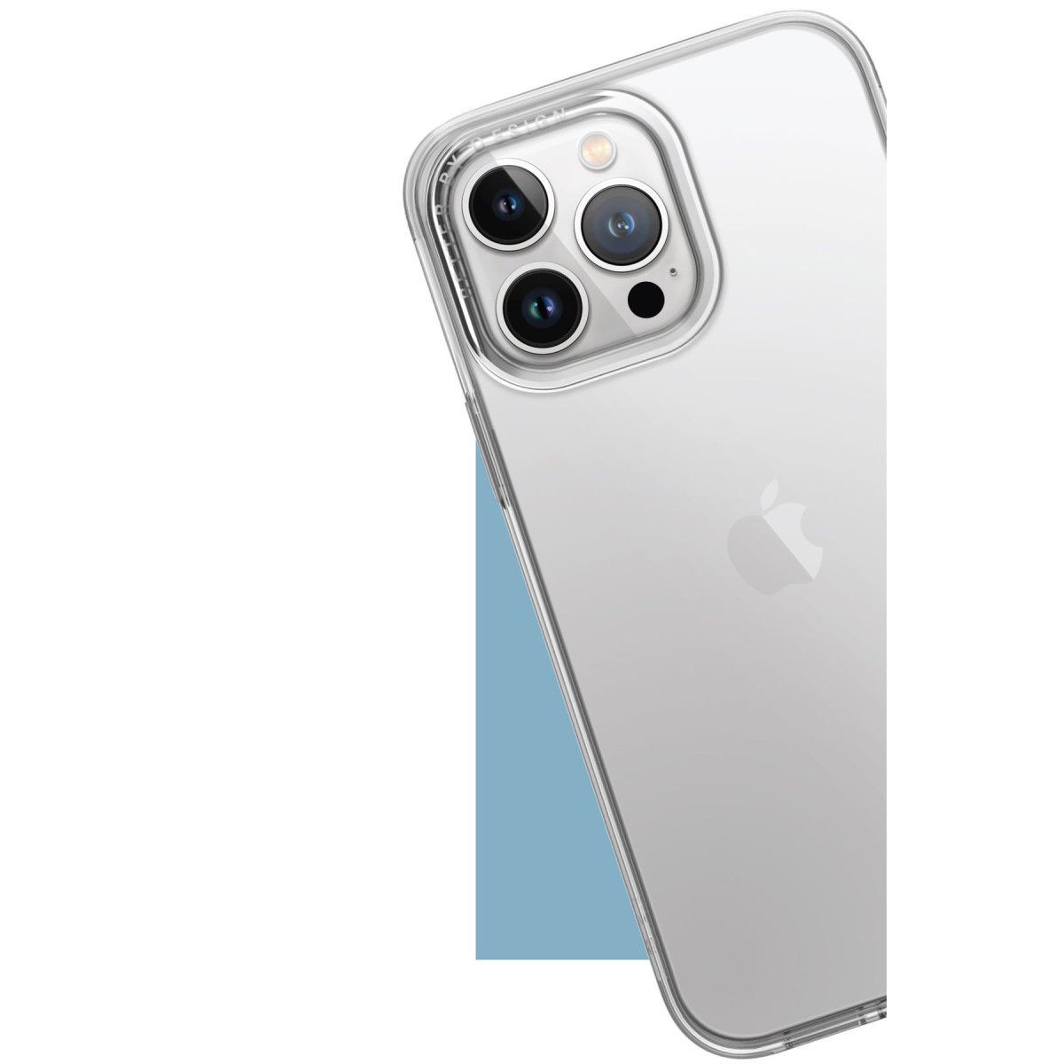 Açık renkli arka plan önünde, şeffaf koruyucu kılıf içindeki üçlü kamera sistemli iPhone'un arkası.
