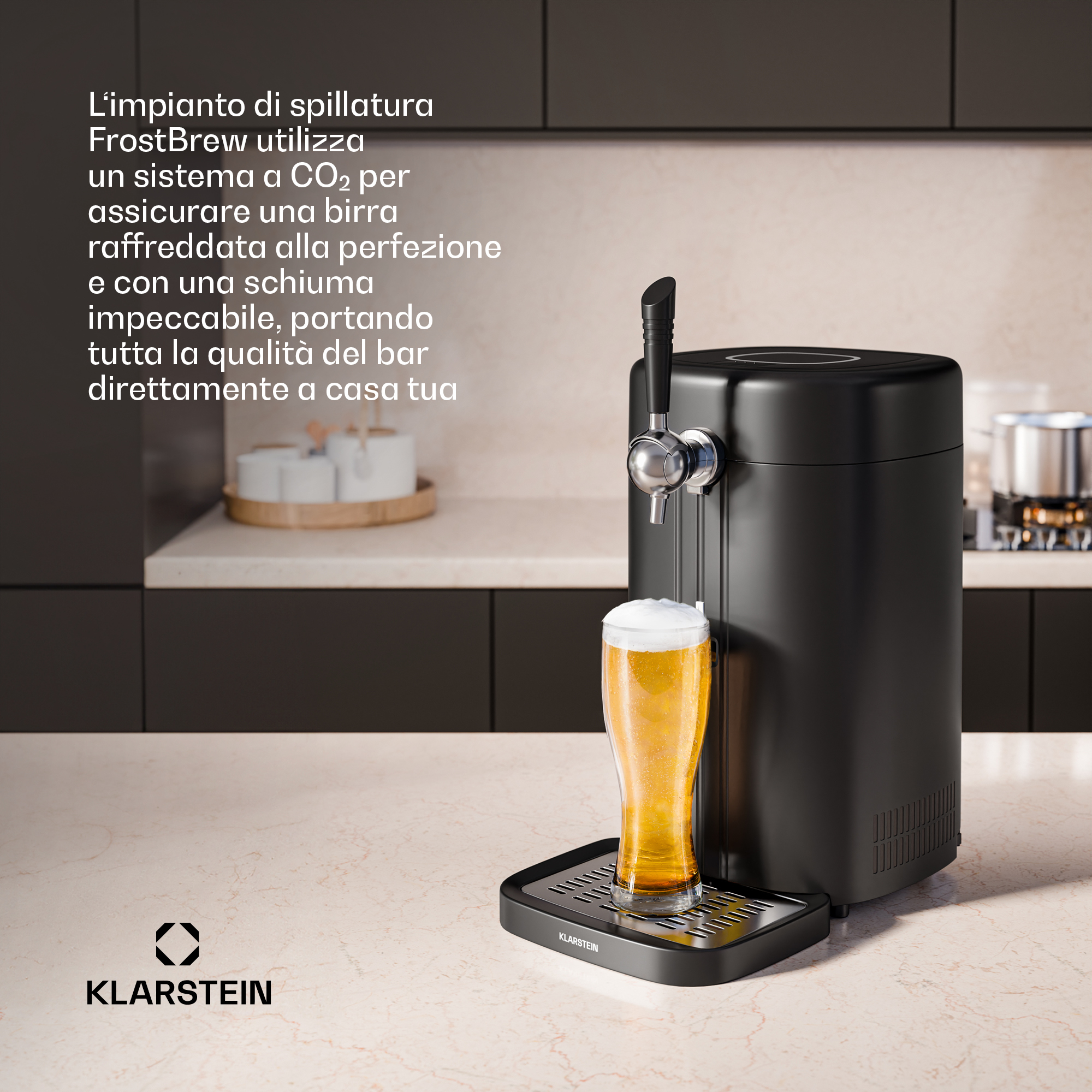 Ein schwarzer Klarstein Bierzapfhahn auf einer Küchentheke mit einem vollen Glas Bier, italienischer Text.