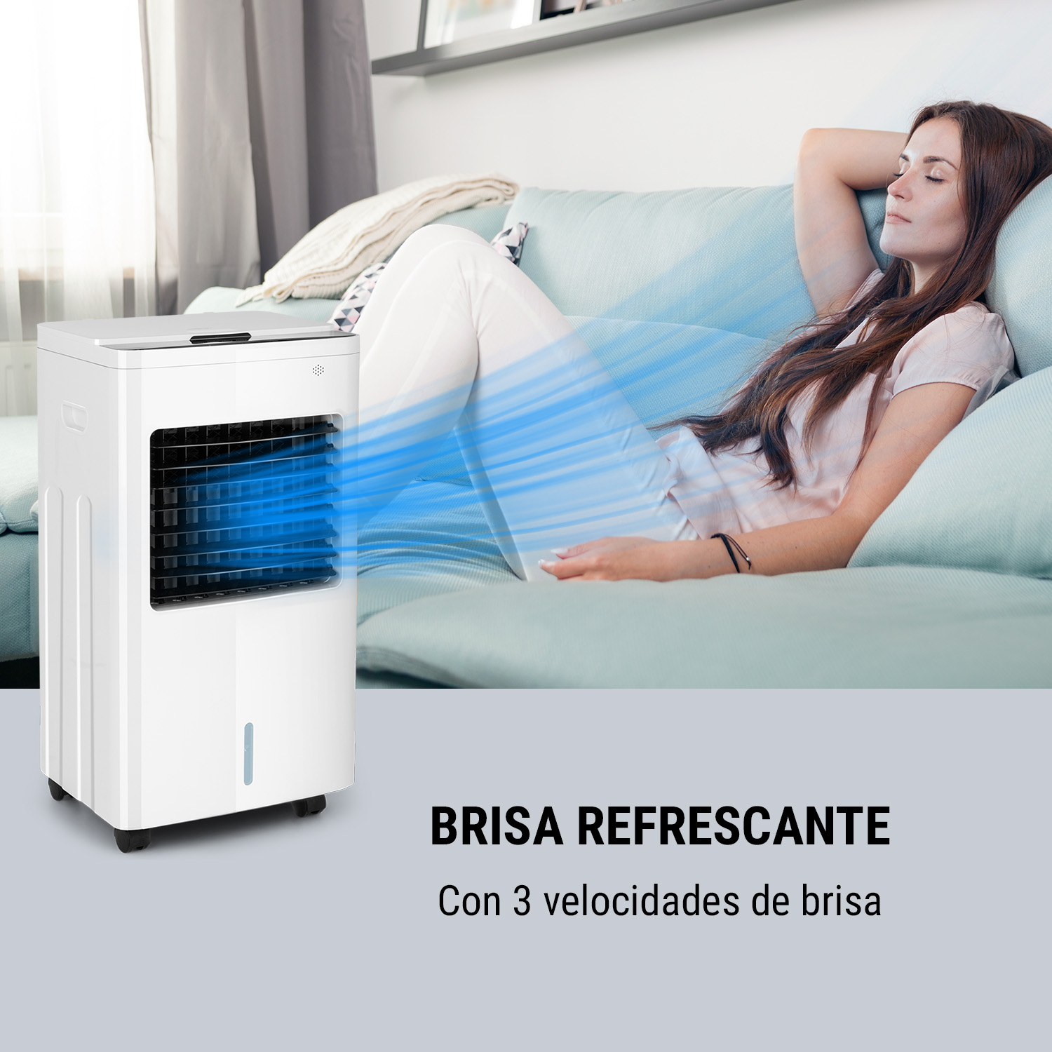 Ein weißer mobiler Klimaanlagenlüfter bläst kühle Luft auf eine entspannte Frau auf einem blauen Sofa.